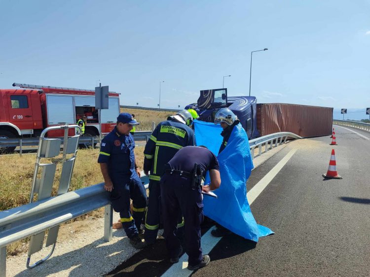 ΤΡΙΚΑΛΑ | Ανετράπη νταλίκα στην είσοδο του Ε-65 | Επιχείρηση απεγκλωβισμού του 37χρονου οδηγού (ΦΩΤΟ)