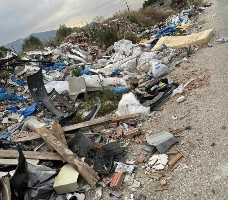 Απέραντη χωματερή στα όρια Σωτήρας-Ράξας