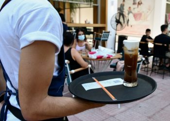 Δεκαπενταύγουστος: Πώς πληρώνονται την αργία οι εργαζόμενοι