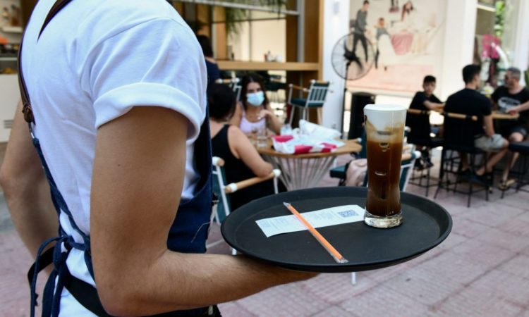 Δεκαπενταύγουστος: Πώς πληρώνονται την αργία οι εργαζόμενοι