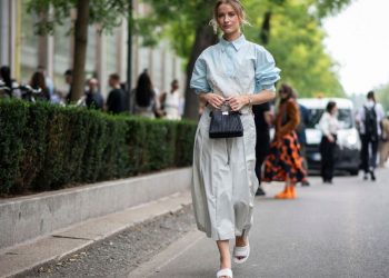 Γαλάζιο πουκάμισο: 15 looks με το hero piece της ντουλάπας μας για να μπεις σε mood επιστροφής
