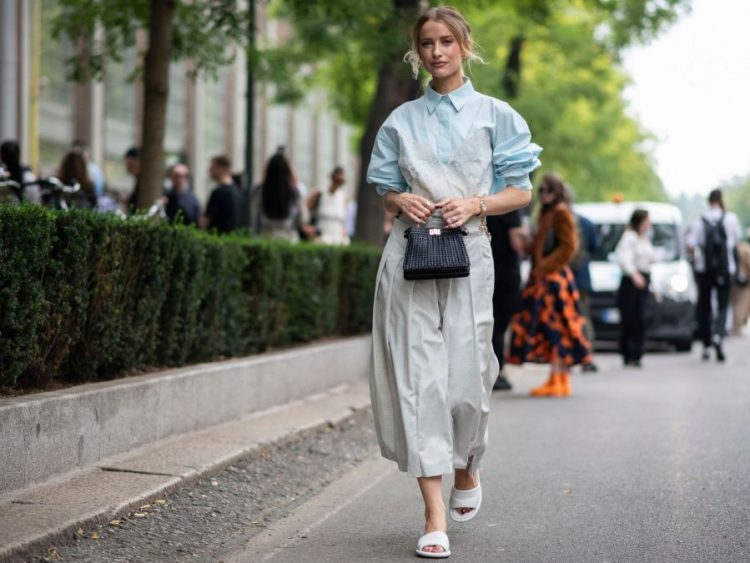 Γαλάζιο πουκάμισο: 15 looks με το hero piece της ντουλάπας μας για να μπεις σε mood επιστροφής