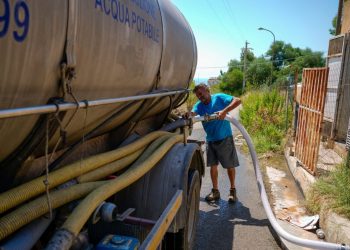 Σικελία: Θησαυρίζουν οι «κερδοσκόποι του νερού» εν μέσω ξηρασίας – Φόβος μόλυνσης για τους πολίτες