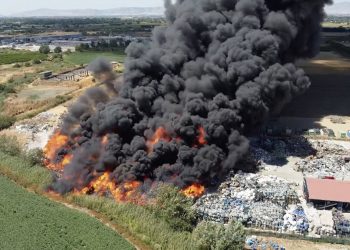 Δείτε βίντεο της φωτιάς στην επιχείρηση ανακύκλωσης που κόβει την ανάσα