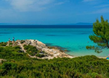 «Σαν τη Χαλκιδική δεν έχει» – Ο μεθυστικός συνδυασμός γαλάζιου και πράσινου που θα σας μαγέψει