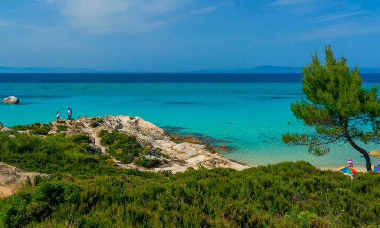«Σαν τη Χαλκιδική δεν έχει» – Ο μεθυστικός συνδυασμός γαλάζιου και πράσινου που θα σας μαγέψει