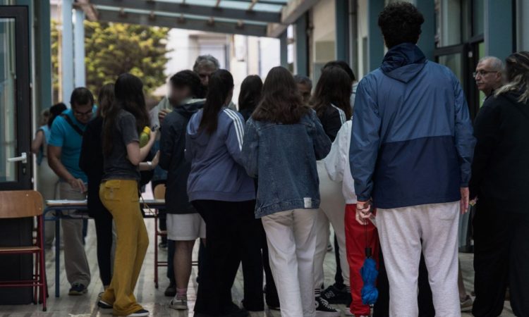 Πανελλήνιες Εξετάσεις: Η κατρακύλα των στρατιωτικών σχολών και οι… ανιστόρητοι φιλόλογοι
