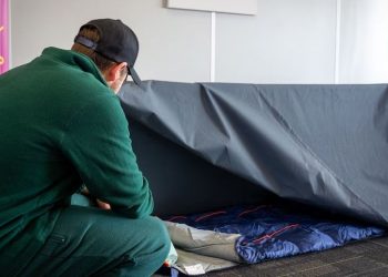 Κρατούμενοι στην Αυστραλία φτιάχνουν σακίδια πλάτης με κρεβάτια για άστεγους