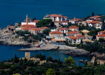 Σαν «ελληνικό παραμύθι»: Η πανέμορφη καστροπολιτεία της Μάνης που σαγηνεύει το μυαλό