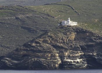 Ηλιοβασίλεμα στην Τζια: Η πανέμορφη παραλία των Ποισσών με τα κρυστάλλινα νερά