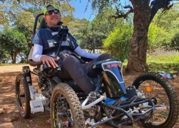 Παράλυτος άνδρας ξεκινάει τον γύρο της Βρετανίας με ποδήλατο που ελέγχει μόνο με το… πηγούνι του
