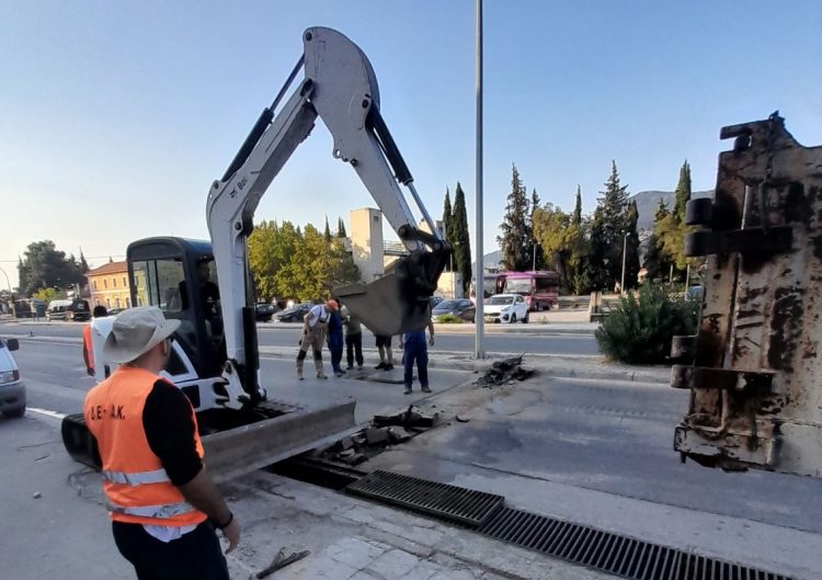 Νέο αγωγό για την απορροή των ομβρίων κατασκεύασε η ΔΕΥΑ Μετεώρων στην οδό Πίνδου για την αποφυγή πλημμυρικών φαινομένων στη διάρκεια ισχυρών βροχοπτώσεων