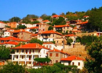 Αυτό το χωριό της Λάρισας είναι το ομορφότερο μπαλκόνι: Με θέα το Αιγαίο και υψόμετρο 600 μέτρων!