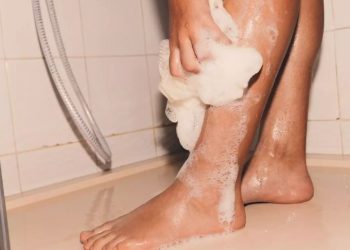 Γιατρός αποκαλύπτει αν πρέπει να πλένετε τα πόδια σας στο ντους και η απάντησή του θα σας σοκάρει