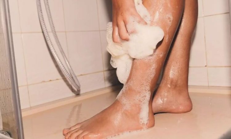Γιατρός αποκαλύπτει αν πρέπει να πλένετε τα πόδια σας στο ντους και η απάντησή του θα σας σοκάρει