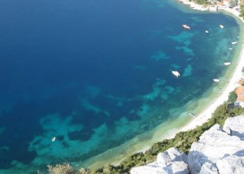 H παραλία της Μαγνησίας με τα γαλαζοπράσινα νερά που προσφέρει απλόχερα ηρεμία