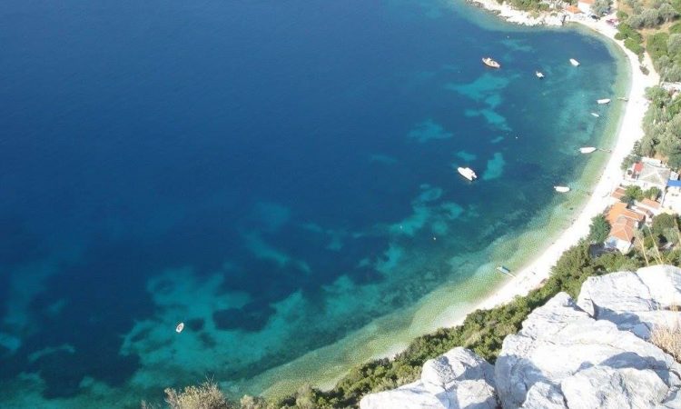 H παραλία της Μαγνησίας με τα γαλαζοπράσινα νερά που προσφέρει απλόχερα ηρεμία