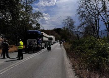 Μάχη με τις φλόγες εκατέρωθεν της Εθνικής οδού έξω από την Καλαμπάκα