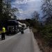 Μάχη με τις φλόγες εκατέρωθεν της Εθνικής οδού έξω από την Καλαμπάκα