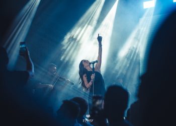 Το κέφι στο… κόκκινο | Η Ιουλία Καλλιμάνη απογείωσε τη νύχτα στα Τρίκαλα