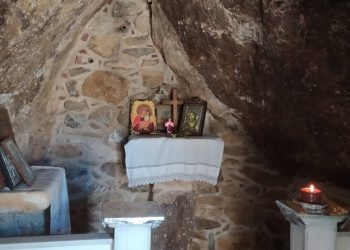 Η Καβουράδενα της Λέρου: Ένα εκκλησάκι χτισμένο σε σπηλιά από ψαράδες ως τάμα στη Θεοτόκο