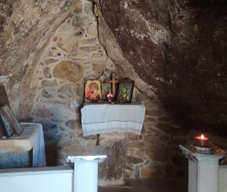Η Καβουράδενα της Λέρου: Ένα εκκλησάκι χτισμένο σε σπηλιά από ψαράδες ως τάμα στη Θεοτόκο