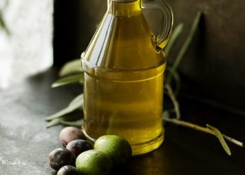 Μπορούν λίγες σταγόνες ελαιόλαδου να αποτρέψουν πραγματικά το hangover;