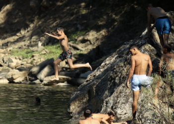 Βουτιές στην παραλία των… βουνών της Πίνδου – Γέμισε με κόσμο η «πλαζ Αλέκος» | Ο κόσμος κάνει τις βουτιές του και απολαμβάνει την ηλιοθεραπεία του