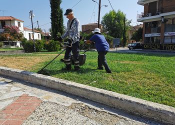 Ευπρεπισμός πρασίνου και κοπές χόρτων στις πλατείες των Τρικάλων 