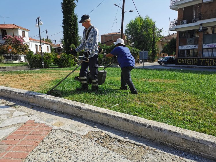 Ευπρεπισμός πρασίνου και κοπές χόρτων στις πλατείες των Τρικάλων