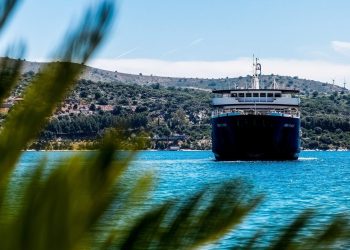 Ταξιδέψτε με λιγότερο από 9 ευρώ: Το ειδυλλιακό ελληνικό νησί με τα πιο φθηνά ακτοπλοϊκά