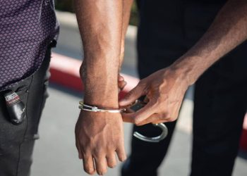 Τρίκαλα: Άγριος καυγάς ζευγαριού κατέληξε σε συλλήψεις παραμονή Δεκαπενταύγουστου