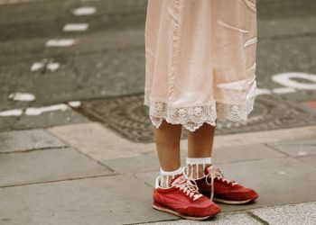 Οδηγός αγοράς: Slim, retro και chunky, τα sneakers του φετινού φθινοπώρου έχουν άποψη