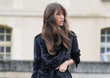 Τα curtain bangs της δεκαετίας του 70′ είναι πάντα τάση! Σε ποιο σχήμα προσώπου ταιριάζουν