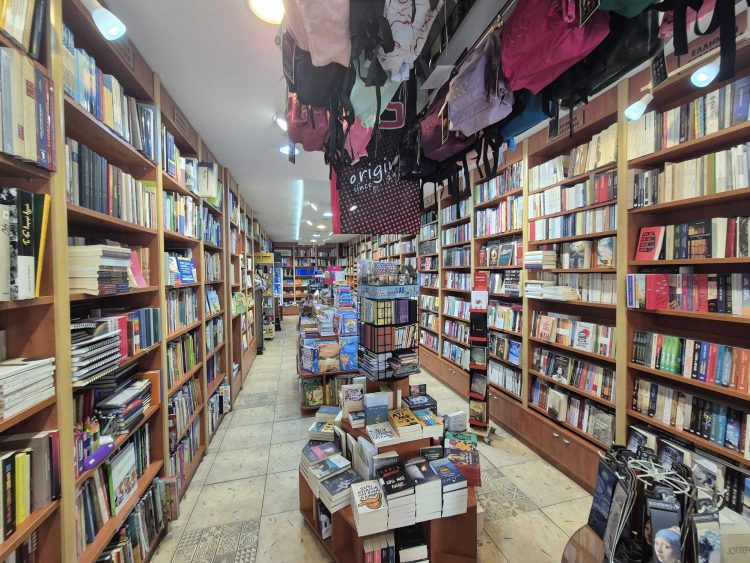 Βιβλιοπωλείο Τσιοπελάκος: Ένας φάρος γνώσης στα Τρίκαλα από το 1963