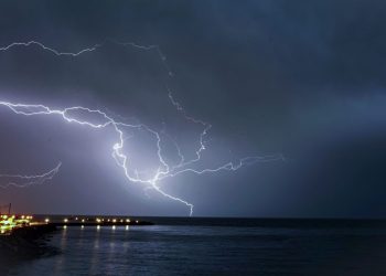 Καιρός: Έρχεται η κακοκαιρία «Atena» και φέρνει επικίνδυνες καταιγίδες και κεραυνούς