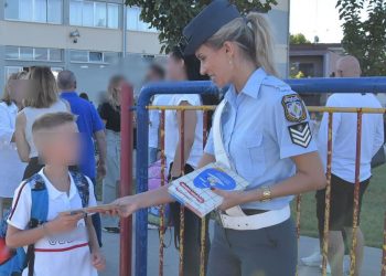 Τρικαλινοί αστυνομικοί διένειμαν ενημερωτικό υλικό κυκλοφοριακής αγωγής σε σχολεία, κατά την έναρξη της νέας σχολικής χρονιάς