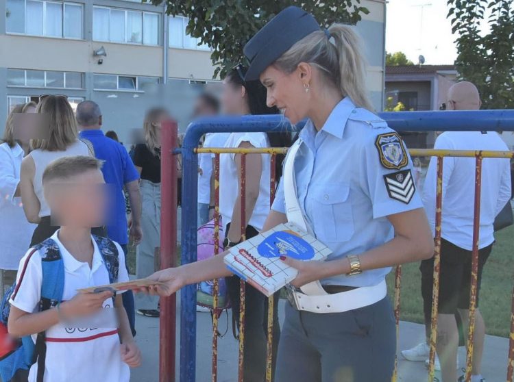 Τρικαλινοί αστυνομικοί διένειμαν ενημερωτικό υλικό κυκλοφοριακής αγωγής σε σχολεία, κατά την έναρξη της νέας σχολικής χρονιάς