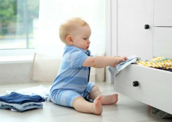 Πώς να οργανώσετε την ντουλάπα του παιδιού σας ανάλογα με την ηλικία του