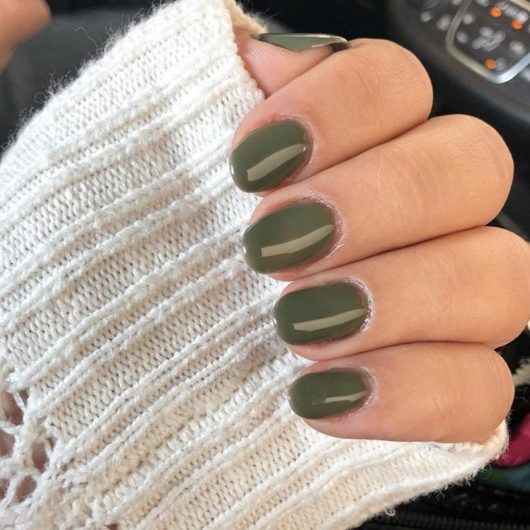 Olive manicure: Το πράσινο χρώμα της ελιάς είναι η νέα τάση του φθινοπώρου