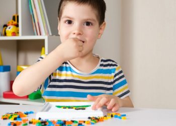 Πρώτες Βοήθειες: Tι πρέπει να κάνετε αν το παιδί σας καταπιεί ξένο σώμα