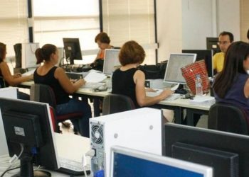 Δημόσιο: Μηνιαία αύξηση έως 100 ευρώ στους μισθούς των υπαλλήλων