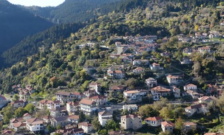 «Μπαλκόνι στο Μαίναλο»: Το χωριό της Αρκαδίας που αποτελεί ένα από τα ορεινά στολίδια του νομού