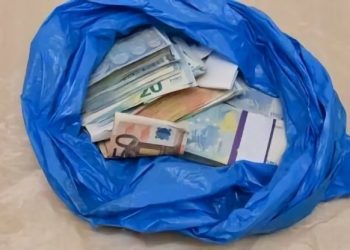 Λαρισαία πέταξε από το μπαλκόνι σακούλα με 25.000 ευρώ!