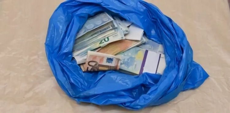 Λαρισαία πέταξε από το μπαλκόνι σακούλα με 25.000 ευρώ!