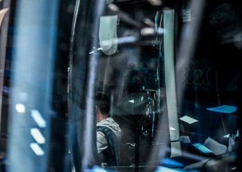 «Έγκλημα» στο τιμόνι: Οδηγός ΚΤΕΛ παίζει στο κινητό εν κινήσει στην εθνική