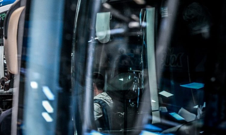 «Έγκλημα» στο τιμόνι: Οδηγός ΚΤΕΛ παίζει στο κινητό εν κινήσει στην εθνική