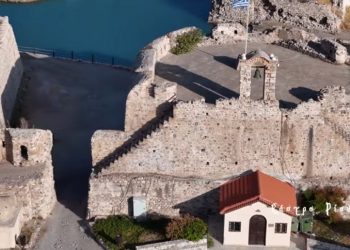 Τα μικρά «Δαρδανέλια» της Ελλάδας με φόντο την επιβλητική γέφυρα