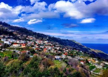 Το χωριό της Μαγνησίας που είναι χτισμένο σε μια μακριά πλαγιά που τα όρια του αγγίζουν τη θάλασσα