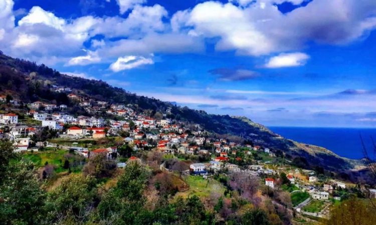 Το χωριό της Μαγνησίας που είναι χτισμένο σε μια μακριά πλαγιά που τα όρια του αγγίζουν τη θάλασσα